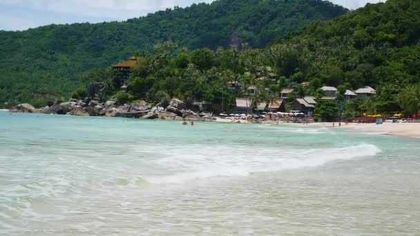 Zee surfen op een tropisch eiland op zonnige dag — Stockvideo