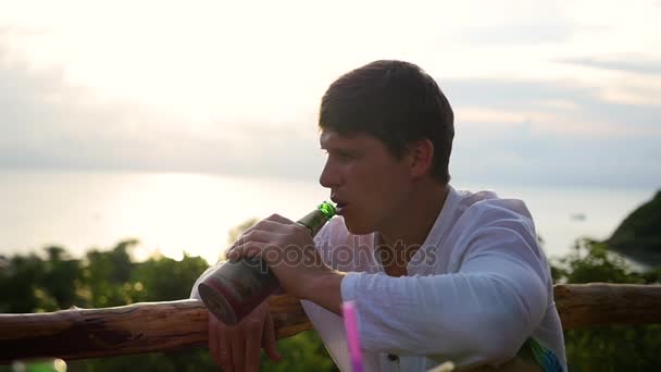 Sta bevendo una bevanda al bar sulla spiaggia. Vista panoramica . — Video Stock