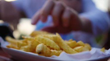 patates kızartması plaka el alır. bulanık, portre.