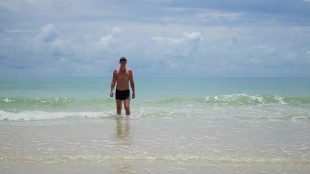 Killen går från havet till stranden — Stockvideo