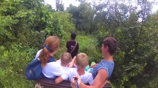 Phangan, thailand - 30. März 2017: Familie reitet auf Elefanten im tropischen Wald — Stockvideo