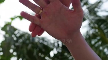 Kişilik ekibin başarılı bir iş merkezinde bir alkış ve gökyüzüne Yükselt