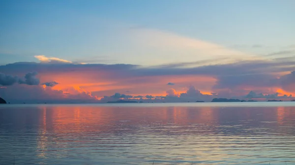 Panorama de hermosa puesta de sol junto al mar — Foto de Stock