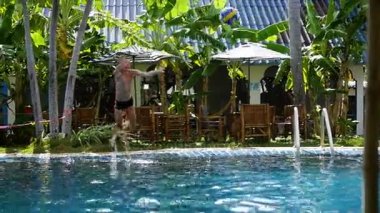 bir adam ve bir çocuk havuzu top oynarken. Spor açık havada