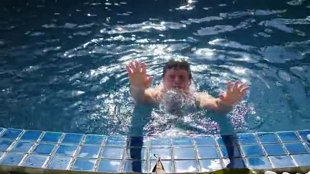 Парень плавает в открытом бассейне. спорт на открытом воздухе — стоковое видео