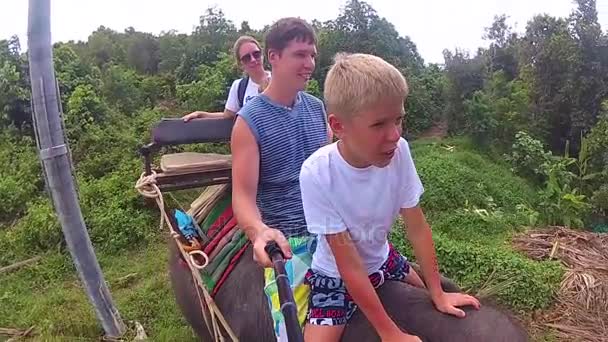 PHANGAN, THAILAND .The family riding on elephants in the tropical forest — Stock Video