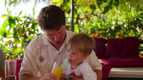 La famille dîne dans le restaurant sur la plage . — Video