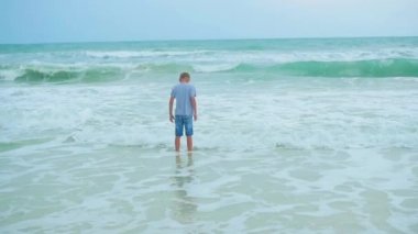 Çocuk deniz kıyı gider