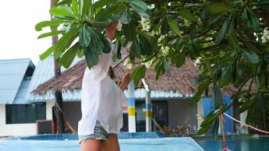 Kız bir çiçekli tropik ağaç kokusu sahiptir. Plumeria