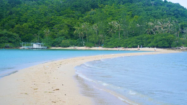 Surf sur une île tropicale par temps ensoleillé. Île tropicale — Photo