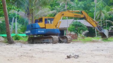 Tropik çalışma Samui, Tayland - 28 Mart 2017:excavator