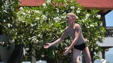 Top havuzunda oynayan çocuk. Spor açık havada. Su sıçramalarına ile havuza atlamak