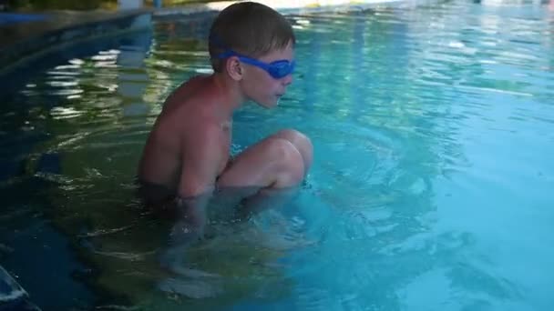 Niño feliz nada con disfrute bajo el agua en la piscina — Vídeo de stock
