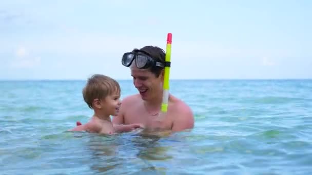 Um cara com criança joga se divertindo no mar.Snorkelling — Vídeo de Stock