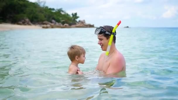 Um cara com criança joga se divertindo no mar.Snorkelling — Vídeo de Stock