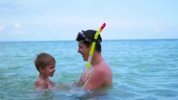 Un chico con un niño juega a divertirse en el mar.Snorkel — Vídeos de Stock