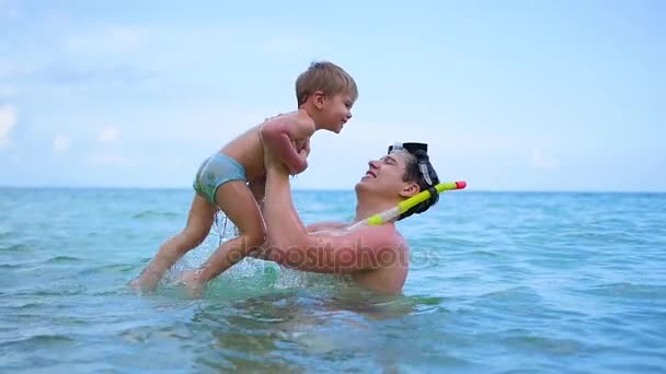 Un chico con un niño juega a divertirse en el mar.Snorkel — Vídeo de stock