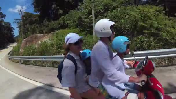 Familia feliz montando una motocicleta en los trópicos. Un día soleado brillante. PHANGAN, TAILANDIA — Vídeos de Stock
