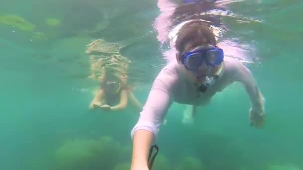 Le gars avec les masques de plongée pour bébés. PHANGAN, THAÏLANDE . — Video