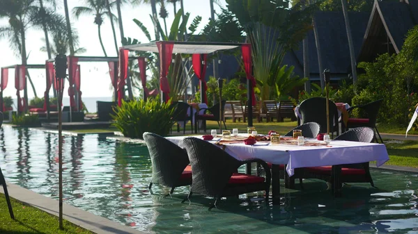 Hermoso restaurante en la playa. Un lugar romántico para los amantes. Puesta de sol — Foto de Stock