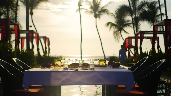 Belo restaurante na praia. Um lugar romântico para os amantes. Pôr do sol Imagens De Bancos De Imagens Sem Royalties