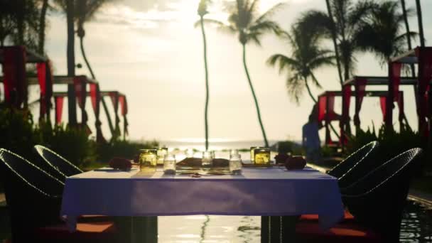 Beau restaurant sur la plage. Un endroit romantique pour les amoureux. Coucher de soleil — Video