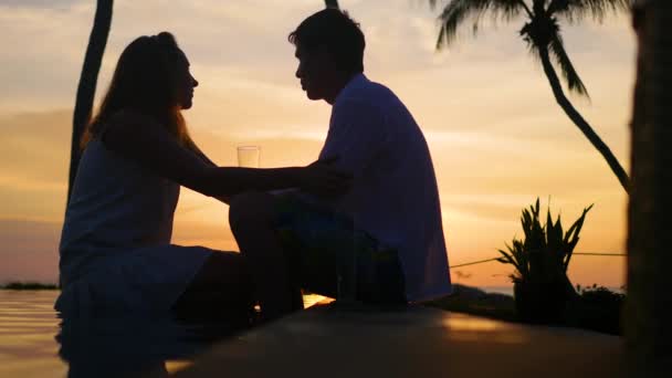 Mann und Frau trinken Wein am Strand bei Sonnenuntergang. Romantischer Abend für zwei — Stockvideo