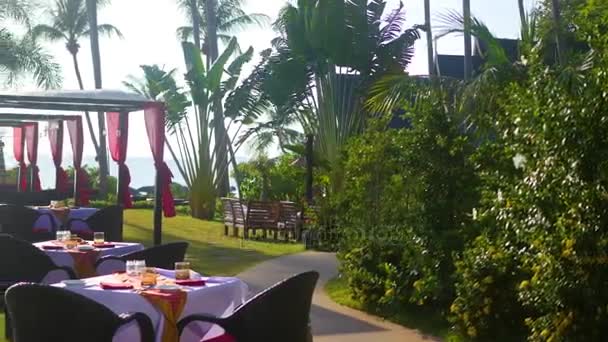 Schönes Restaurant am Strand. ein romantischer Ort für Verliebte. Sonnenuntergang — Stockvideo