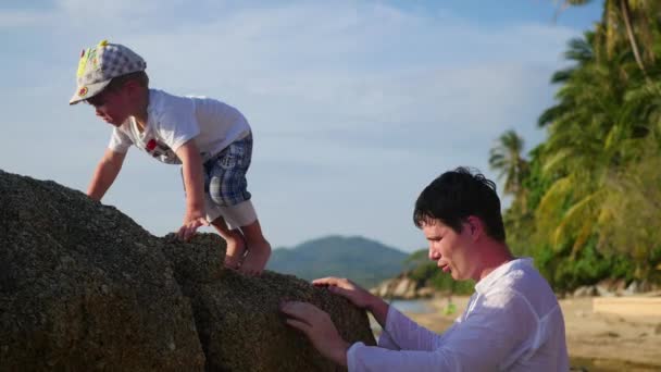 L'enfant heureux joue sur les rochers — Video