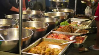 Geleneksel Asya eti satay sokak gıda geceleri açık pişirme. Güney Doğu Asya
