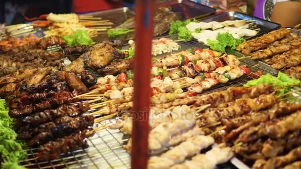 Carne tradicional asiática satay street food cooking outdoor at night. Asia Sudoriental — Vídeo de stock