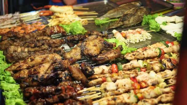 Hagyományos ázsiai hús satay utcai élelmiszer éjszakai szabadtéri főzés. Dél-Kelet Ázsia — Stock videók