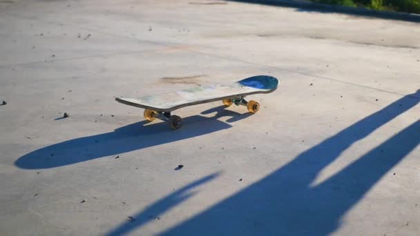 スケート ボードに乗って skateboard.guy に乗って男。アクティブなアウトドア スポーツ — ストック動画