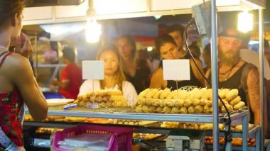 Samui, Tayland - 30 Mart 2017:Street ticaret. Geleneksel Asya eti satay sokak gıda geceleri açık pişirme. Güney Doğu Asya