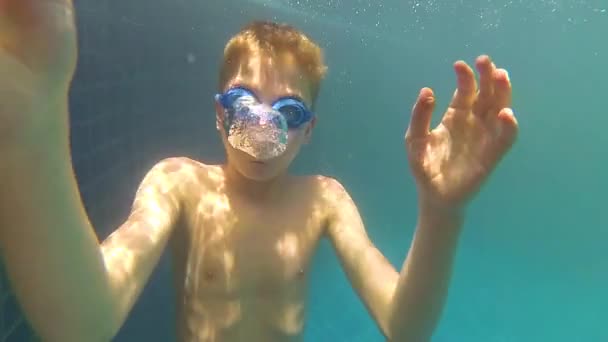 Niño feliz nada con disfrute bajo el agua en la piscina — Vídeos de Stock