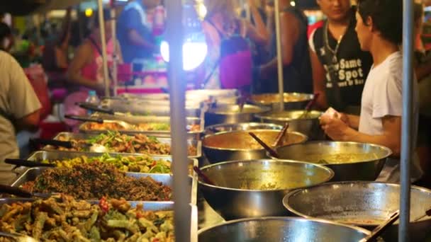 Phangan, Thailand - 30 mars, 2017:Street handel. Traditionell asiatisk kött satay gata mat matlagning utomhus på natten. Sydöstra Asien — Stockvideo