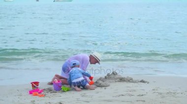 İki çocuk bir kumsalı oyuncaklarla oynamak. Tropik ada, sıcak bir günde