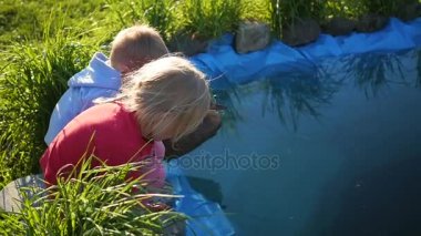 çocuklar parkta oynarken gölet yakınındaki. Yaz güneşli gün
