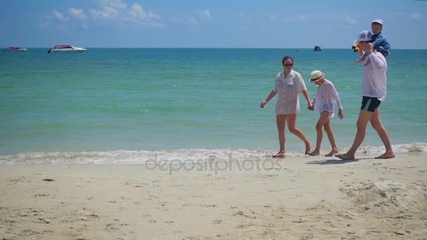 Ευτυχισμένη οικογένεια με παιδιά περπάτημα στην αμμουδιά. Τροπικό νησί, σε μια καυτή ημέρα — Αρχείο Βίντεο