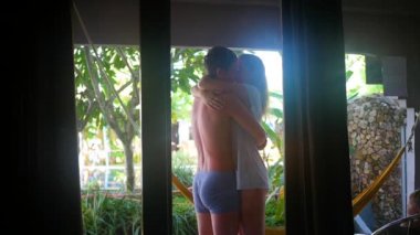 Sabahın erken saatlerinde kız adamla Teras ve hugs üzerinde duruyor. İki Kişilik romantik yer