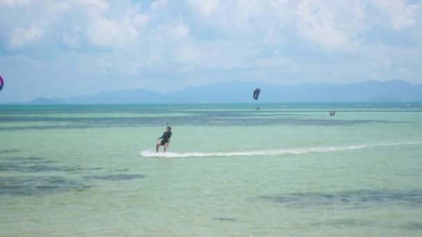 Phangan, Thailand - mars 31,2017: Människor surfar med drakar. Aktiv utomhus sport. — Stockvideo