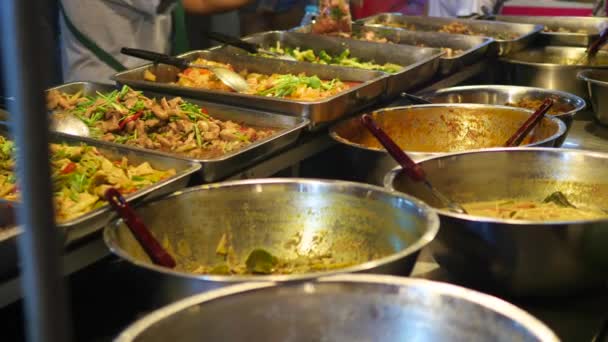 Comércio de rua. Carne asiática tradicional satay comida de rua cozinhar ao ar livre à noite. Sudeste Asiático — Vídeo de Stock