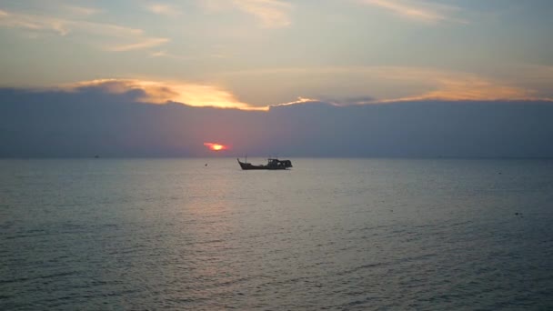 Panorama de magnifique coucher de soleil sur la mer — Video