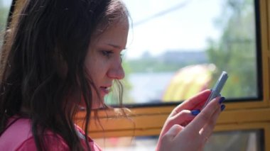 hareket eden telefon ile güzel kız oturuyor