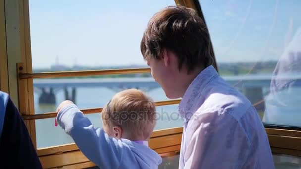 Happy family walk on the Ferris wheel. Panoramic view — Stock Video