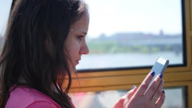 Bir kız ile bir telefon yapar bir eğlence parkında bir selfie oturur