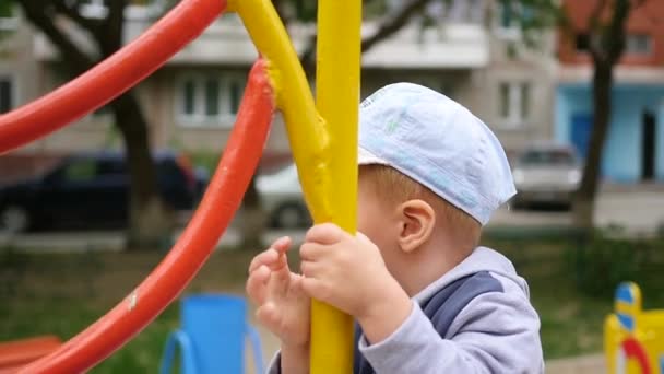 Criança a brincar no parque infantil, a descer as escadas. Esportes ativos ao ar livre — Vídeo de Stock