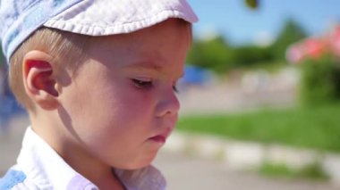 Çocuk Park closeup gözleme Kupası dondurma yiyor