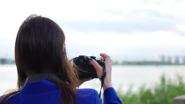 Una jovencita haciendo un video en la cámara. Para posar para la cámara. Diversión al aire libre — Vídeos de Stock