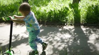 mutlu bir çocuk onun scooter Park.Fun havada rides